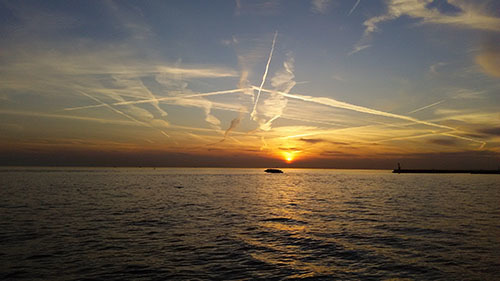 夕日と飛行機雲.jpg